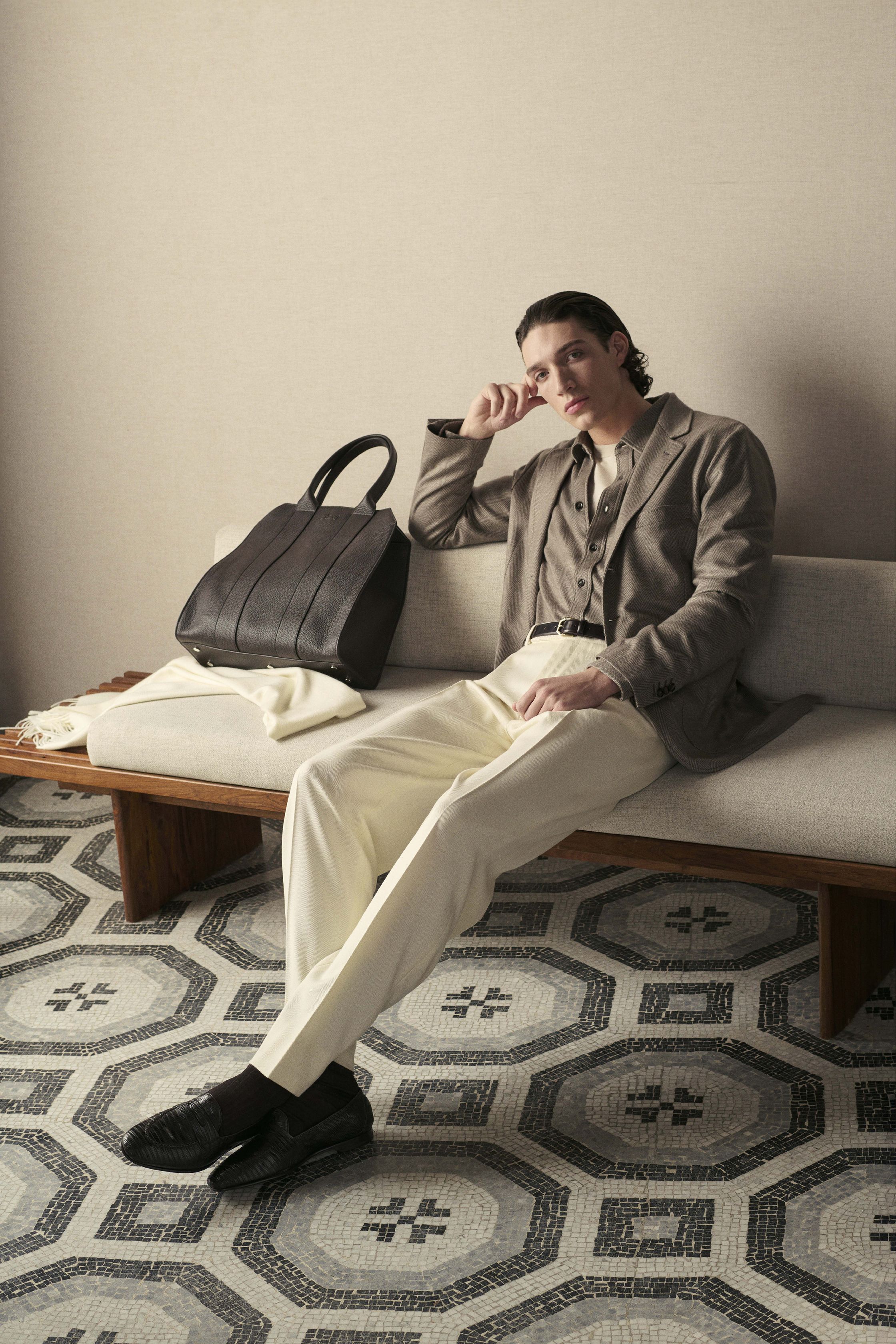 Brioni 26FW 将罗马式裁缝传统带回私密空间：柔光室内、艺术油画背景下，双排扣西装、丝绒感羊毛与精致大衣构建出一种内敛而从容的权力美学。剪裁依然精准，却刻意弱化锋芒，通过柔软肩线与舒适比例回应当代精英对“放松优雅”的渴望。Brioni 不再强调正式场合，而是将高级定制精神融入生活本身，展现真正的老钱式现代性-顽石频道趋势研究